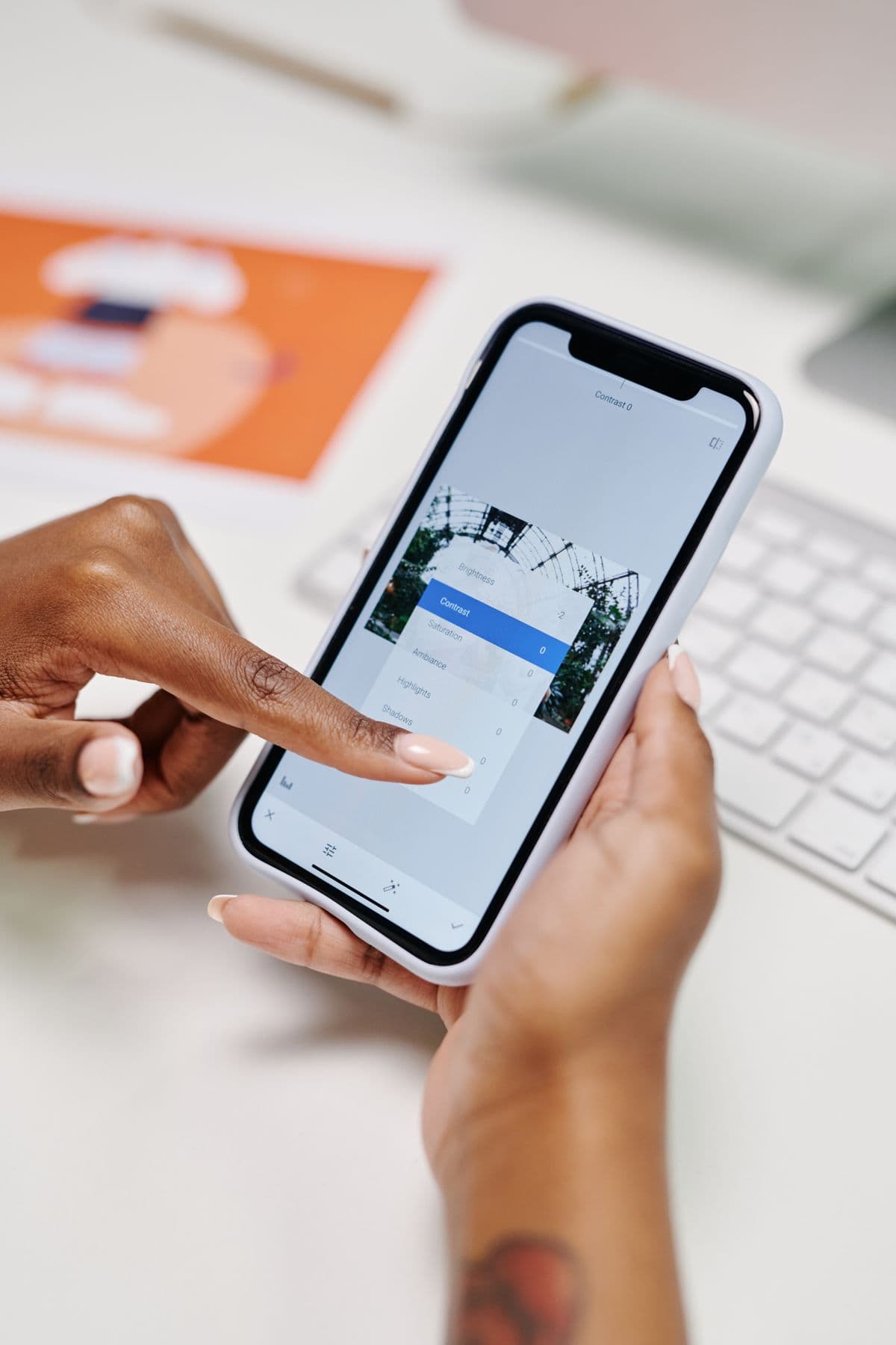 Cliente usando o aplicativo da W Net no celular