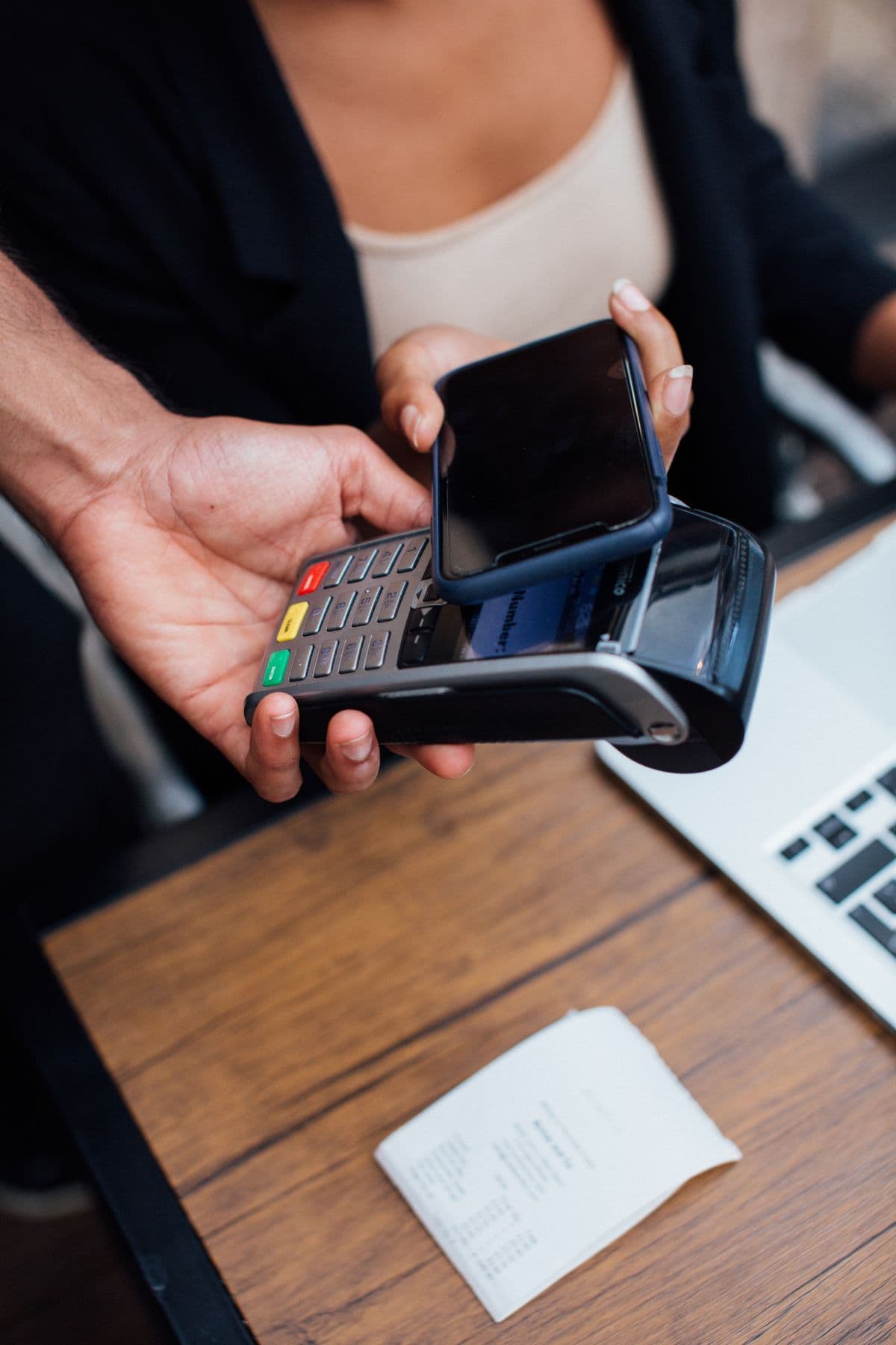 Cliente realizando pagamento pelo celular